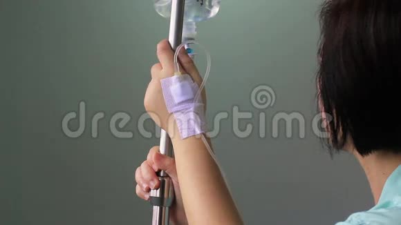 住院的女性患者静脉注射生理盐水视频的预览图