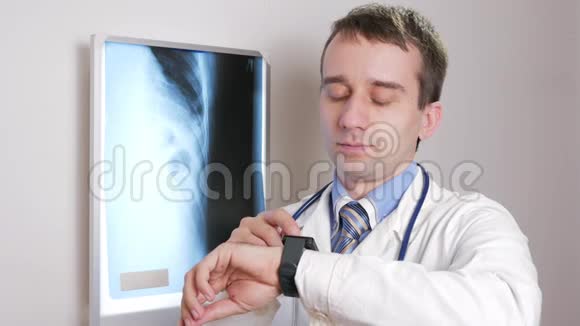 一位年轻的医生在诊所里用一只智能手表这个人告诉病人x光结果视频的预览图