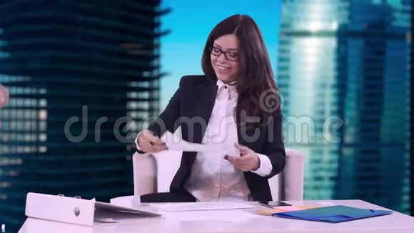 商务女性坐在办公室的肖像并在员工带来的文件上签名视频的预览图