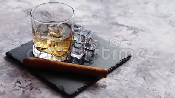 一杯威士忌加冰块和雪茄视频的预览图