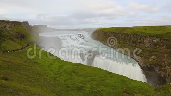 夏天冰岛美丽的海鸥瀑布视频的预览图