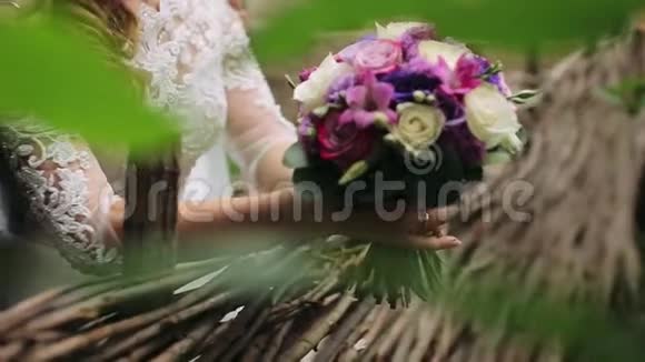 公园里手捧鲜花的贴身新娘视频的预览图