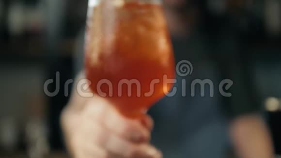 AperolSpritz鸡尾酒加橙片和冰块放在黑色托盘上庆祝杯子上放水滴酒保视频的预览图