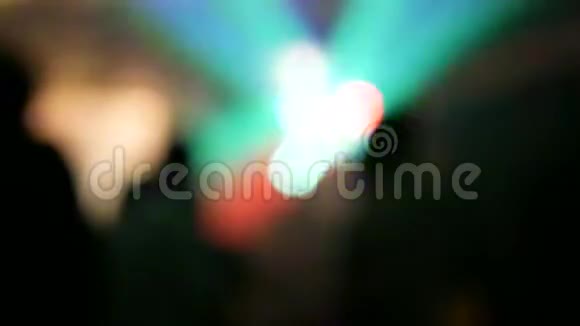 摘要模糊剪影组的人与五颜六色的光在聚会上与乐趣抽象的夜生活背景视频的预览图