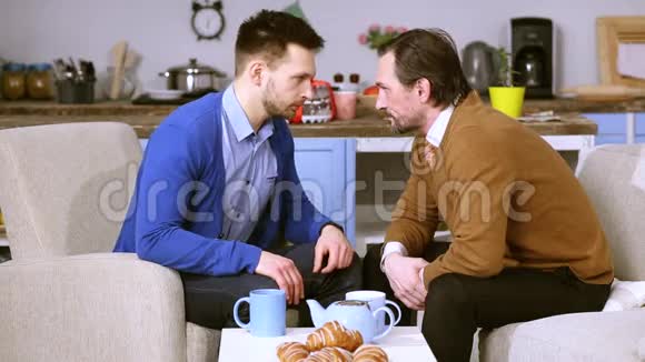 年轻人和他的女朋友父亲争吵视频的预览图
