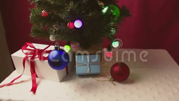 圣诞树上有五颜六色的灯和玩具视频的预览图