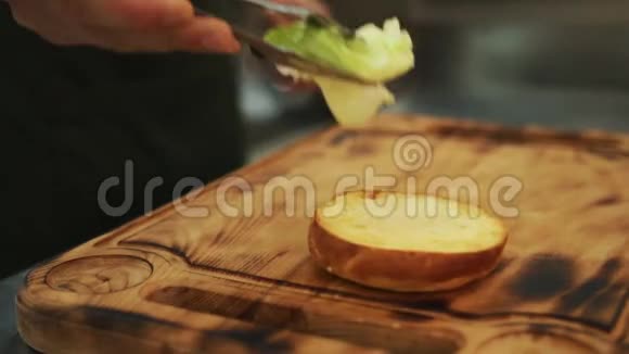 近距离观看一个牛肉汉堡午餐新鲜生菜放在芝麻面包上然后再加上视频的预览图
