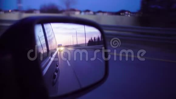 晚上在一辆移动的汽车上的后视镜视频的预览图