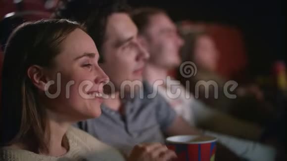 礼堂里的人在看电影喜爱电影的年轻人视频的预览图