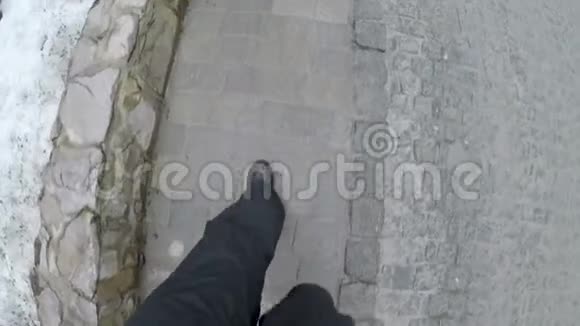 穿鞋的男脚在铺路石上视频的预览图