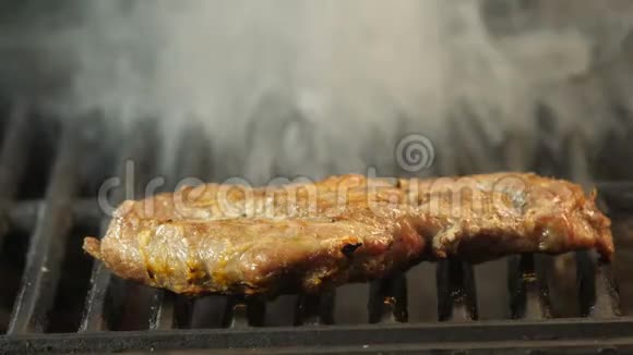 牛排特写在烤架的背景火焰从煤慢镜头特写视频视频的预览图
