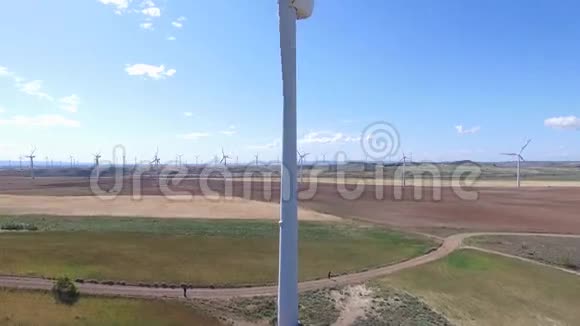 风力发电机组鸟瞰图视频的预览图