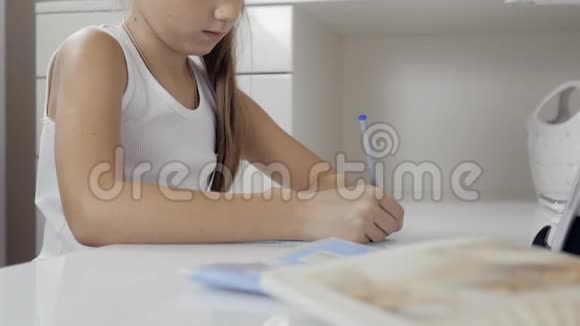 那个女孩写书教训的决定在家里和平板电脑一起工作做作业视频的预览图
