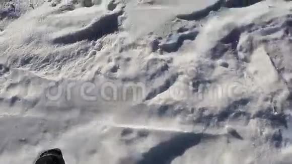 年轻人正跳进雪地里视频的预览图