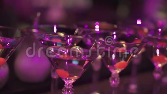 带有酒精和不同饮料的眼镜剪辑自助餐桌上有香槟酒杯酒杯旁有香槟视频的预览图