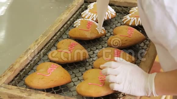 糖果师装饰姜饼视频的预览图