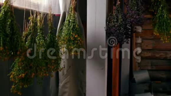 草药花束挂在房间里视频的预览图