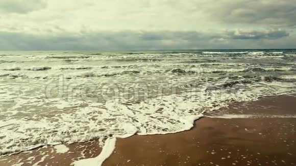 超慢运动泡沫滑过海岸视频的预览图