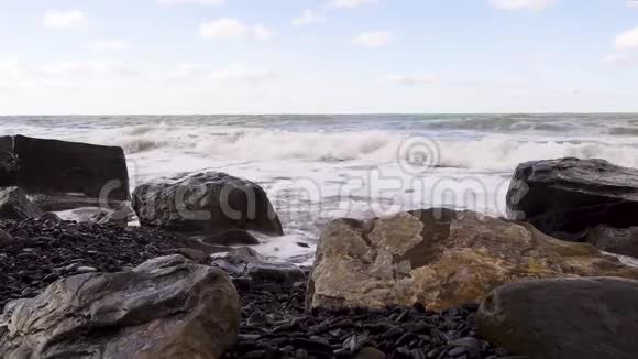 卵石滩上的方形巨石和有声音的风暴视频的预览图