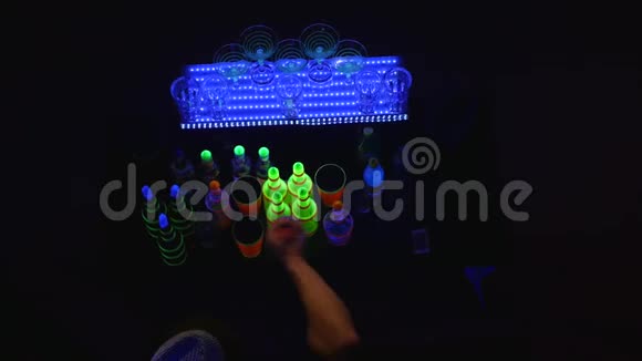 杂技表演由巴曼杂耍瓶子和制作鸡尾酒顶部视图视频的预览图
