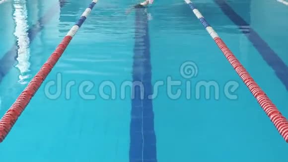 游泳健将女孩在游泳池里跳跃和欢呼视频的预览图