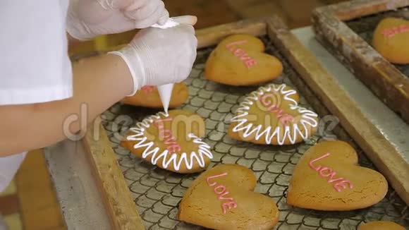 糖果师装饰姜饼视频的预览图