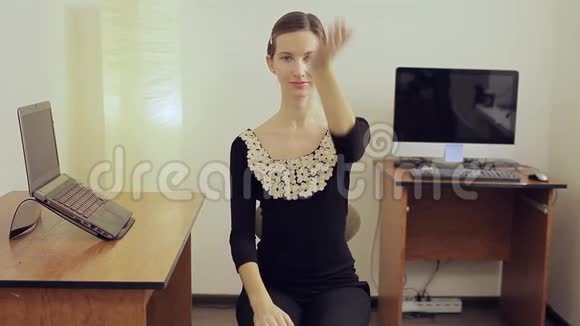 女工人用手放松脖子短期锻炼视频的预览图