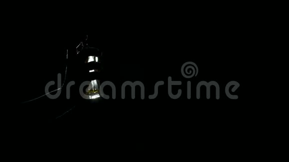 一个女孩在黑暗中喷香水的剪影视频的预览图