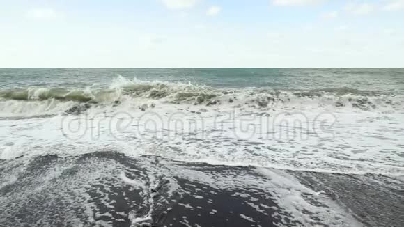 风暴波在海岸上缓慢地旋转视频的预览图