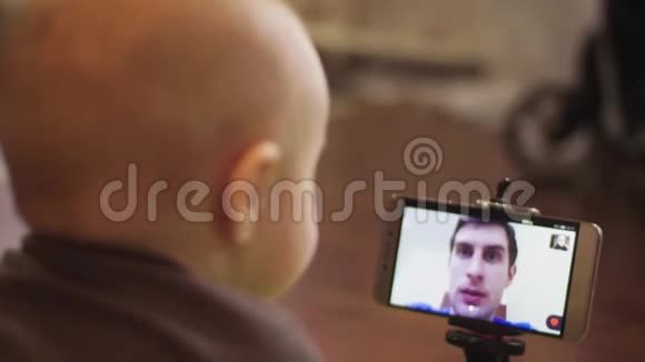 在视频通话中与父亲与小孩沟通视频的预览图