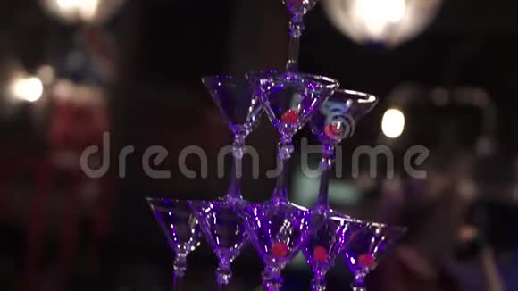 婚礼派对上戴着香槟的金字塔剪辑结婚派对的香槟金字塔侍者倒香槟视频的预览图
