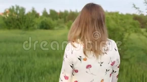 在田野里年轻迷人的女孩送了一个爱的吻视频的预览图