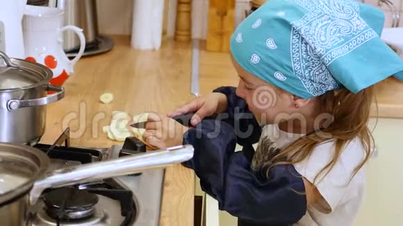 那个女孩在剪板上剪香蕉视频的预览图