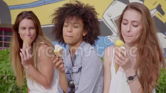 年轻女性坐着吃冰淇淋视频的预览图
