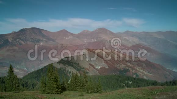 一些美丽的山脉的延时镜头视频的预览图