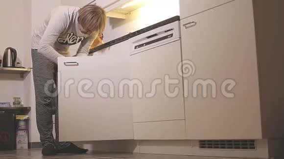 一个穿家居服的年轻人打扫土豆视频的预览图