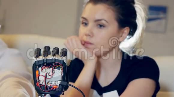 人和机器人会议女性看现代机器人手人际关系概念视频的预览图