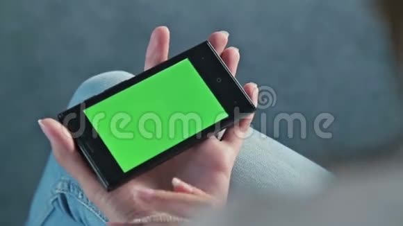 女性触摸绿屏手机和滚动页视频的预览图