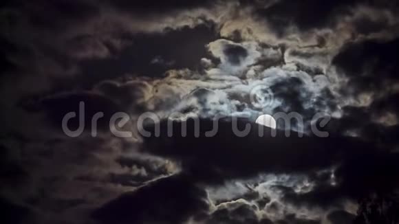 万圣节高高的明亮的满月的云视频的预览图