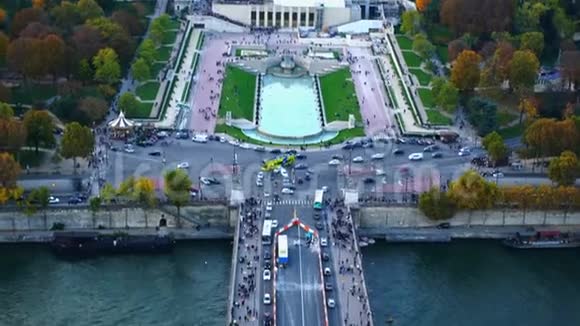 塞纳河的鸟瞰和巴黎的天际线视频的预览图