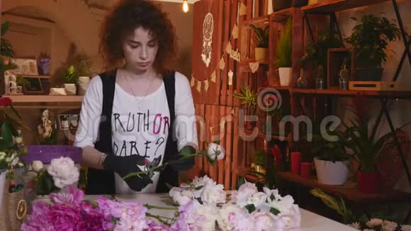 女人在鲜花店做牡丹花束视频的预览图