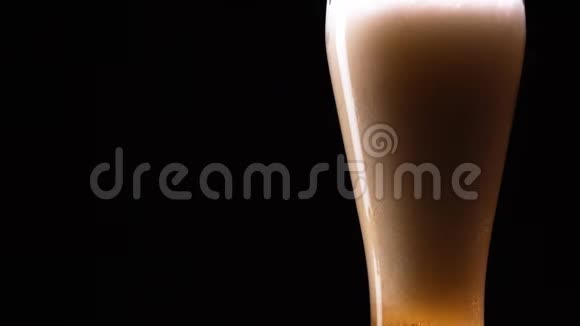 从薄荷中喷出啤酒泡沫的特写镜头视频的预览图