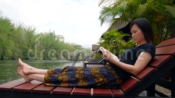 亚洲女人在看书视频的预览图