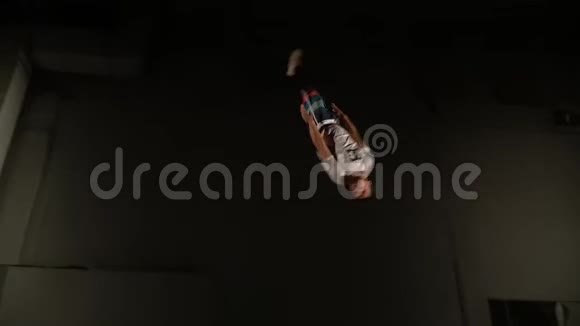 穿运动服的壮汉在蹦床上跳视频的预览图