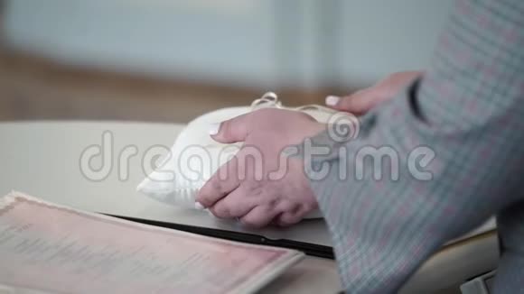 女人拿着结婚戒指的枕头视频的预览图