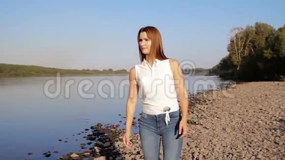 女人去海边河边沿着海岸走的女人视频的预览图