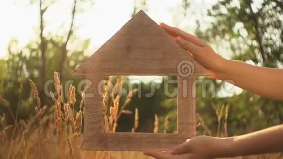 田野里夕阳西下小木屋里握着女性的手视频的预览图
