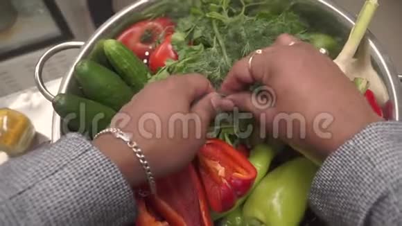 新鲜蔬菜剪辑厨师把放进盘子里视频的预览图