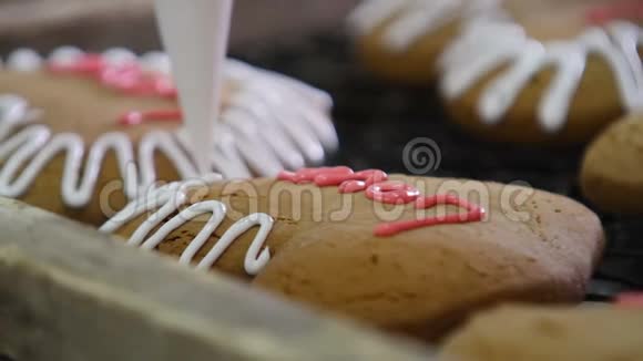 姜饼以心形的形式视频的预览图