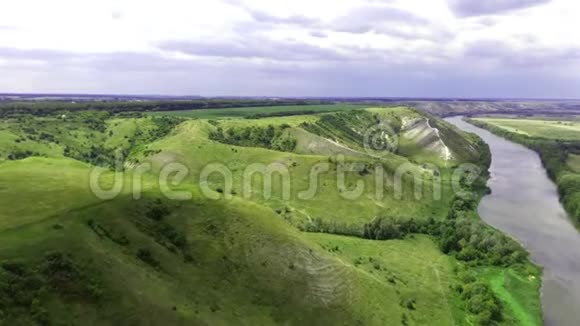 鸟瞰绿草如茵的石质白垩山和群山视频的预览图